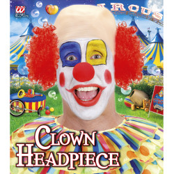 Klaun s holou hlavou a červenými vlasmi